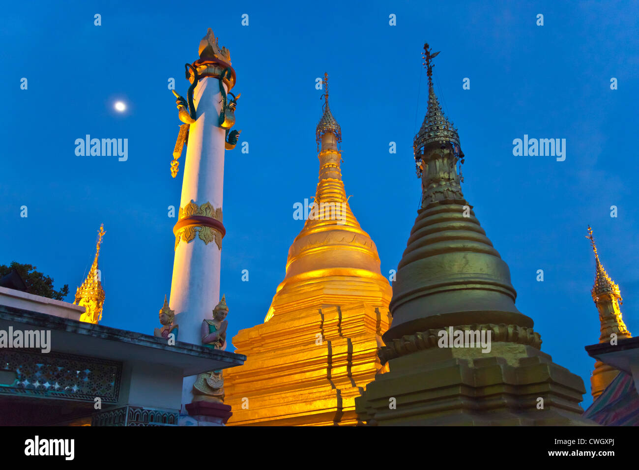 BUDDHISTISCHEN Schrein in der Nacht auf MANDALAY HILL - MANDALAY, MYANMAR Stockfoto