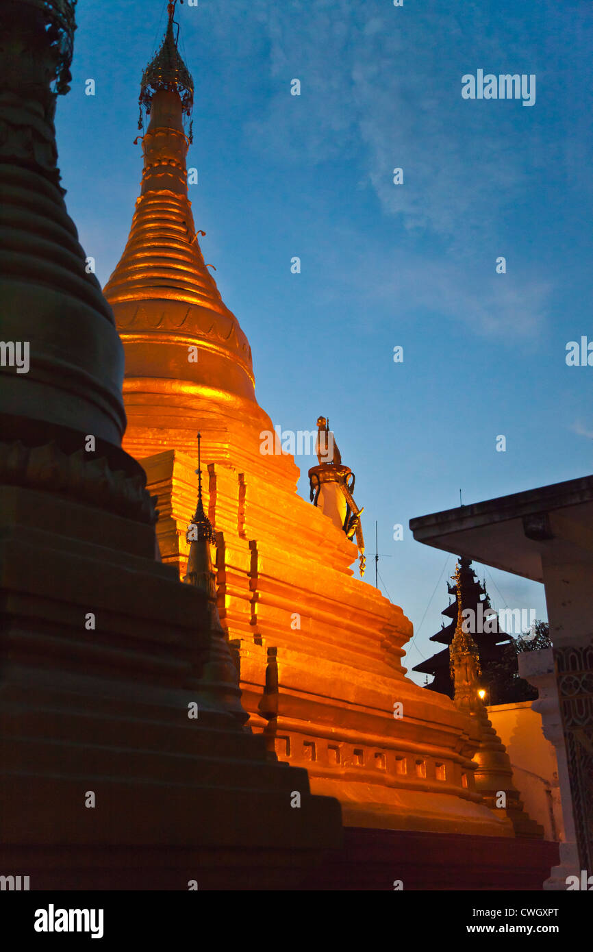 BUDDHISTISCHEN Schrein in der Nacht auf MANDALAY HILL - MANDALAY, MYANMAR Stockfoto