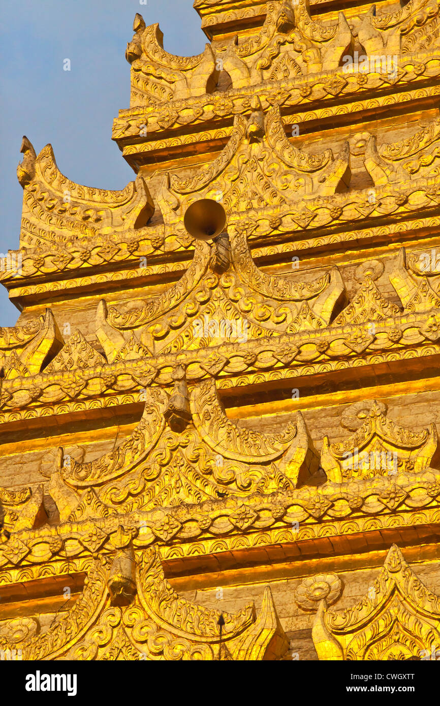 Die vergoldeten erbaute viele abgestufte Pagode des MAHAMUNI PAYA oder der Tempel von König Bodawpaya 1784 - MANDALAY, MYANMAR Stockfoto