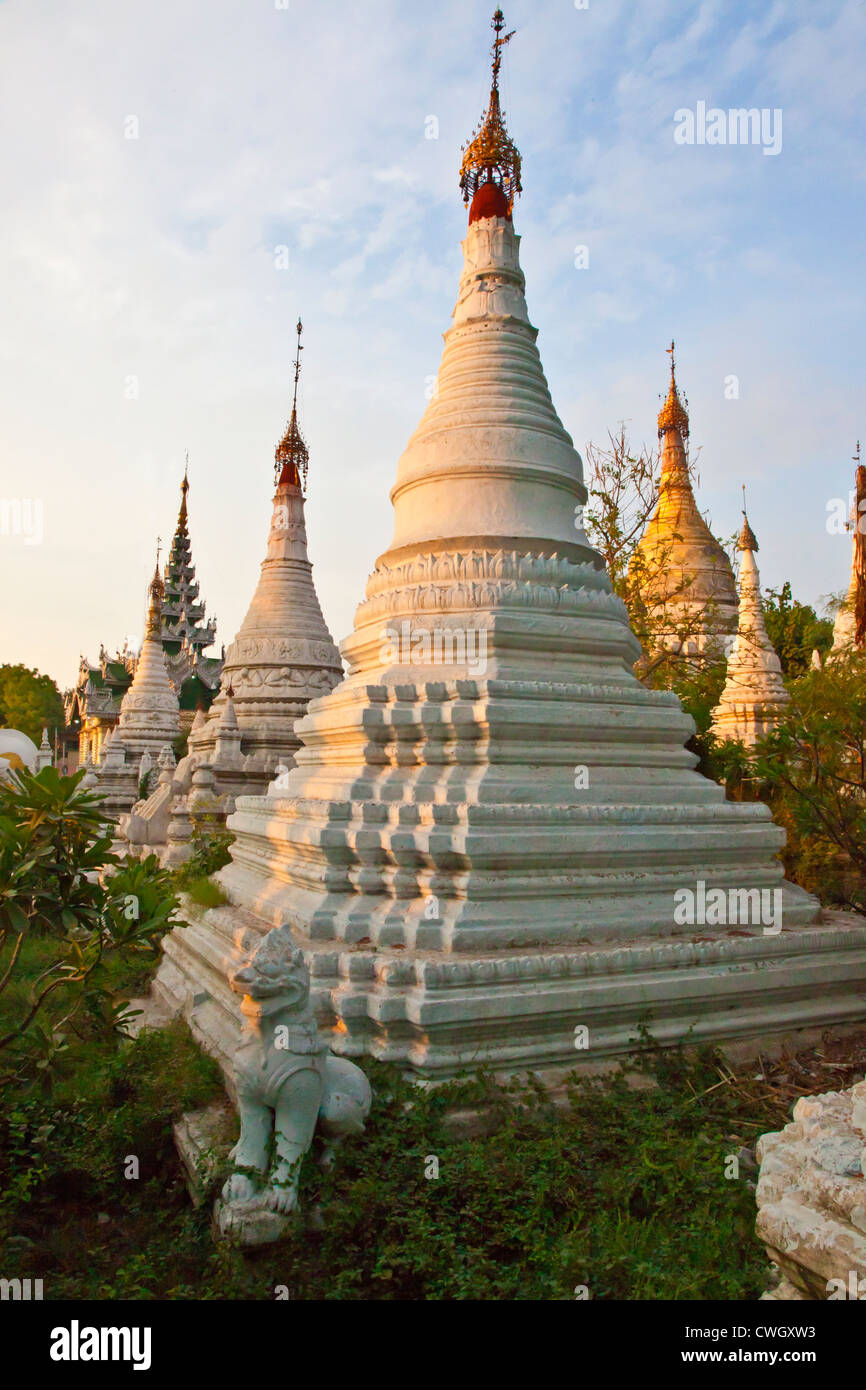 Ein Feld von STUPAS sind Bestandteil der MAHAMUNI PAYA oder TEMPELKOMPLEX von König Bodawpaya erbaute 1784 - MANDALAY, MYANMAR Stockfoto