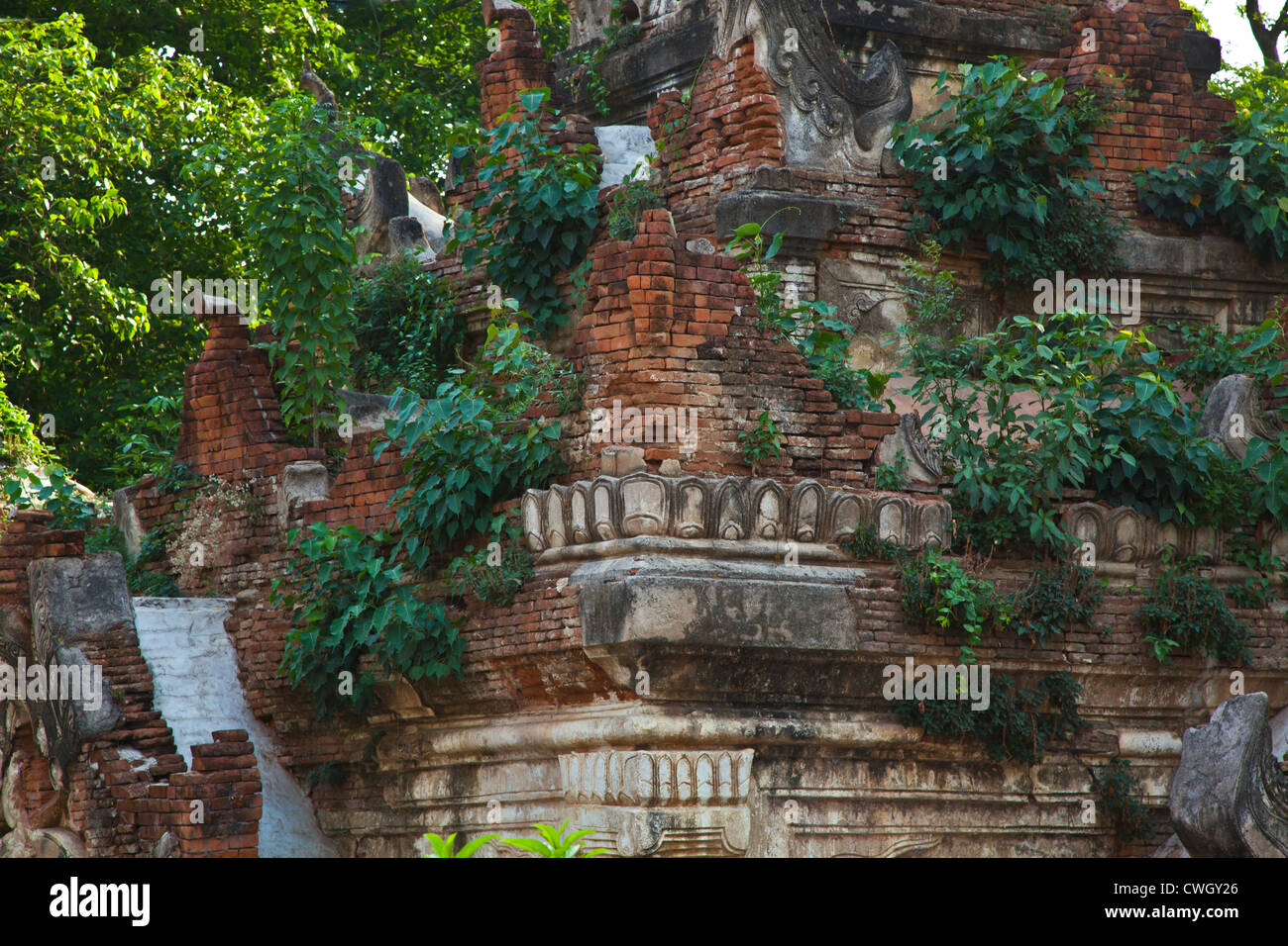 Alten Pagoden in TAUNG MIN GYI Pagode in AMARAPURA der alten königlichen Hauptstadt 11 Kilometer von MANDALAY - MYANMAR Stockfoto