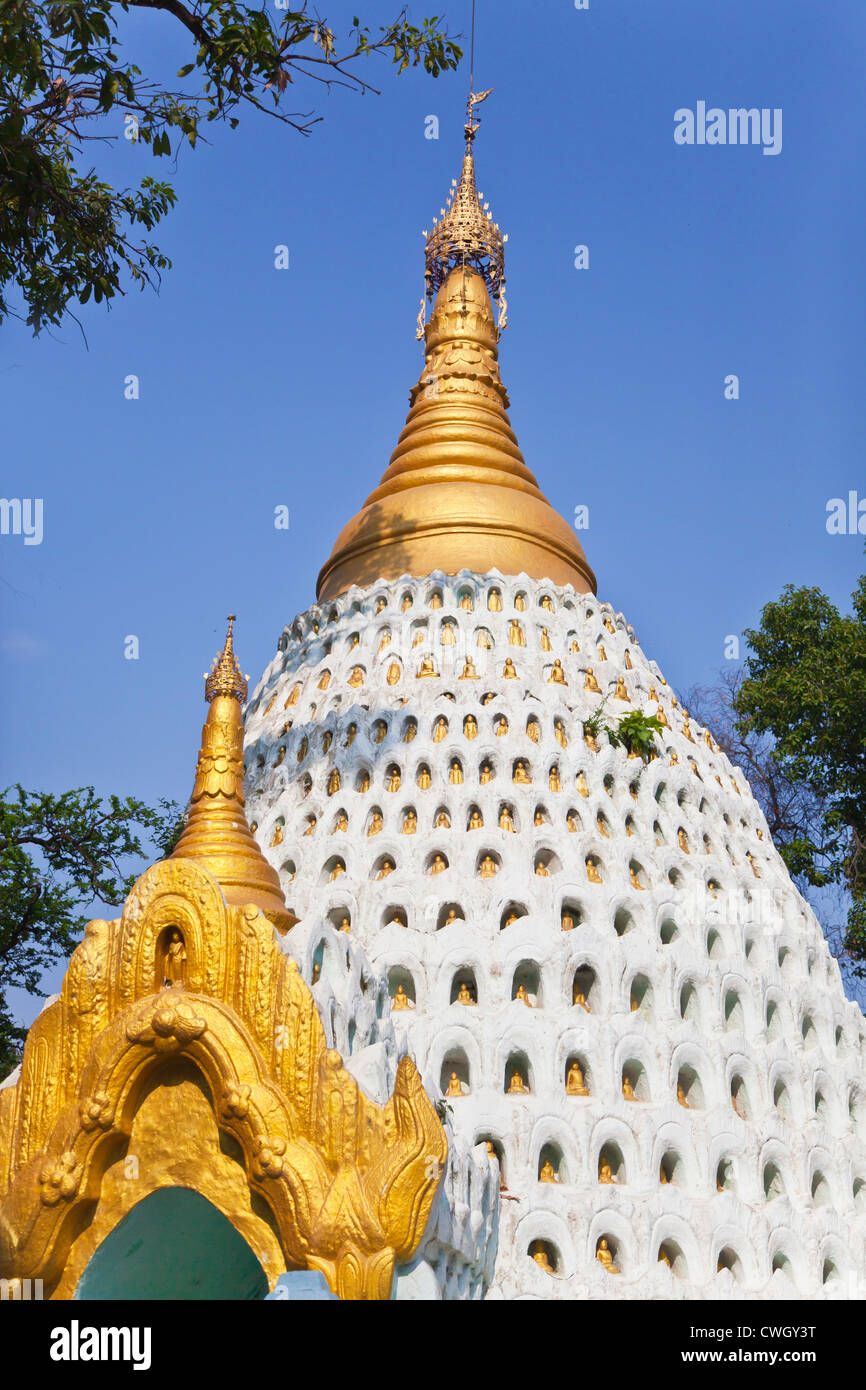 STUPA mit vielen kleinen BUDDHAS in der TAUNG MIN GYI Pagode Komplex in AMARAPURA - MANDALAY, MYANMAR Stockfoto