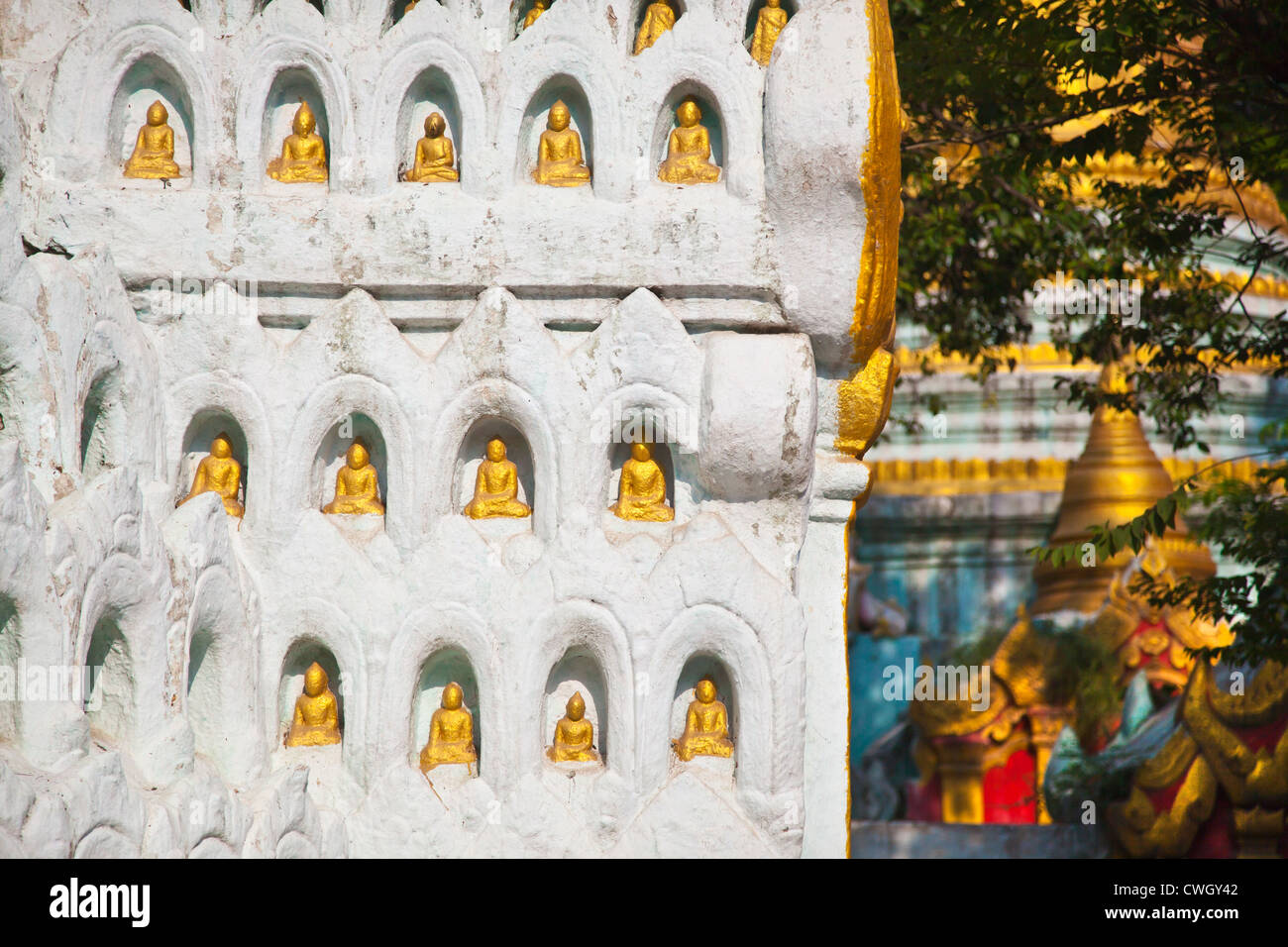 STUPA mit vielen kleinen BUDDHAS in der TAUNG MIN GYI Pagode Komplex in AMARAPURA - MANDALAY, MYANMAR Stockfoto