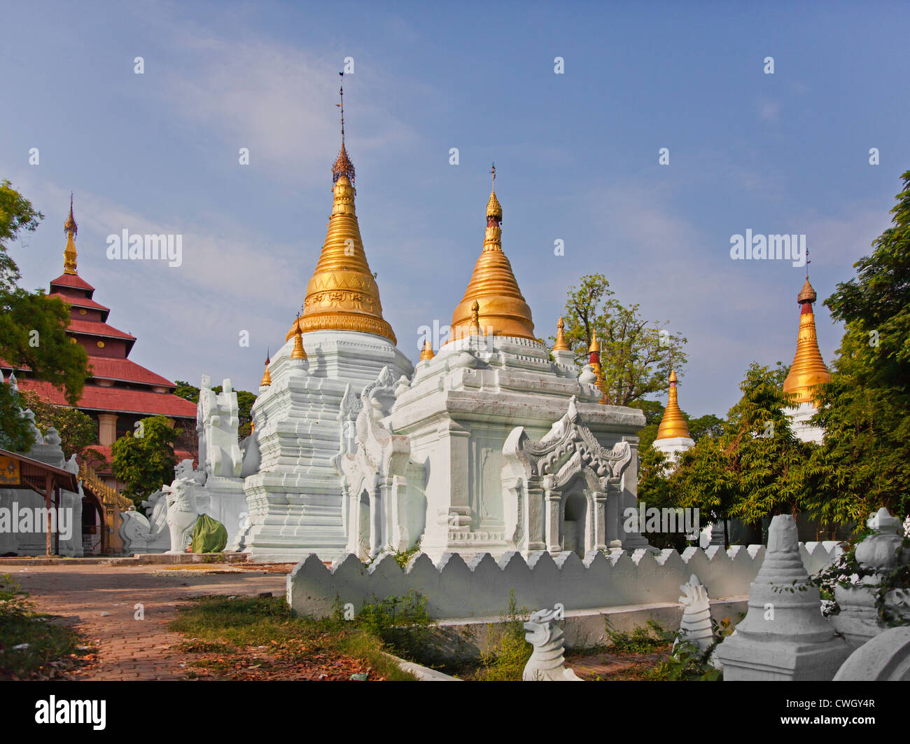 STUPAS in der TAUNG MIN GYI Pagode Komplex in AMARAPURA der alten königlichen Hauptstadt 11 Kilometer von MANDALAY - MYANMAR Stockfoto