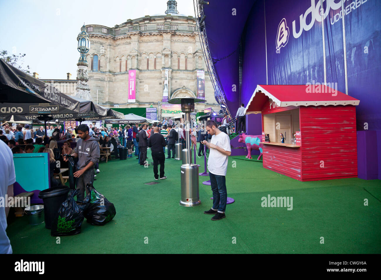 Besucher nach Edinburgh Festival Fringe, Essen und trinken zwischen im Magners Weide außerhalb des Veranstaltungsortes E4 Udderbelly zeigt. Stockfoto