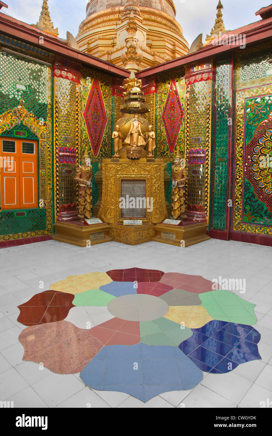 Aufwendige Fliesenarbeiten an buddhistischen Schrein auf MANDALAY Hügel - MANDALAY, MYANMAR Stockfoto