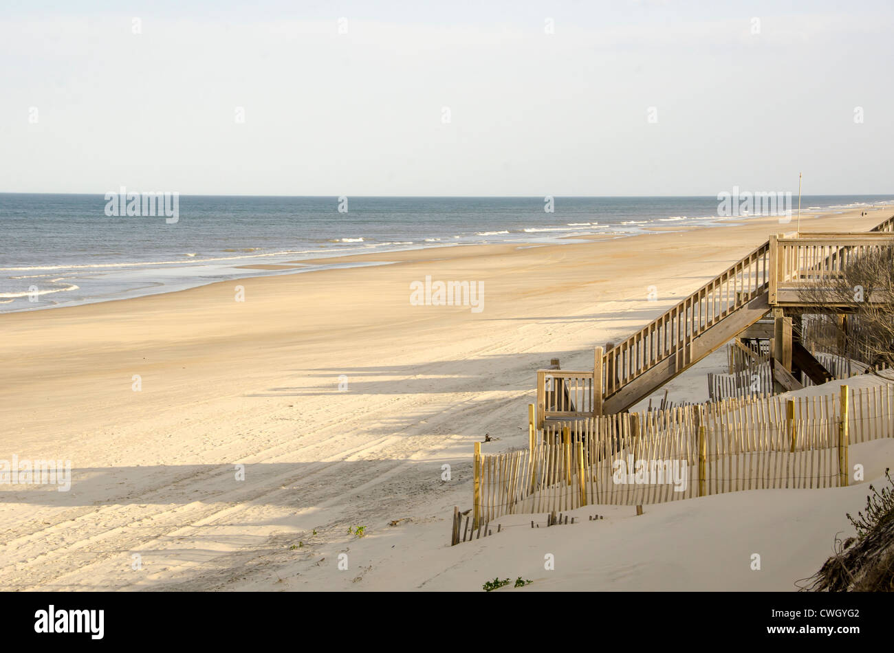 hölzerne Strand Zugang Treppe über Sand Düne verlassen fast Strand Corolla, North Carolina Outer Banken Stockfoto