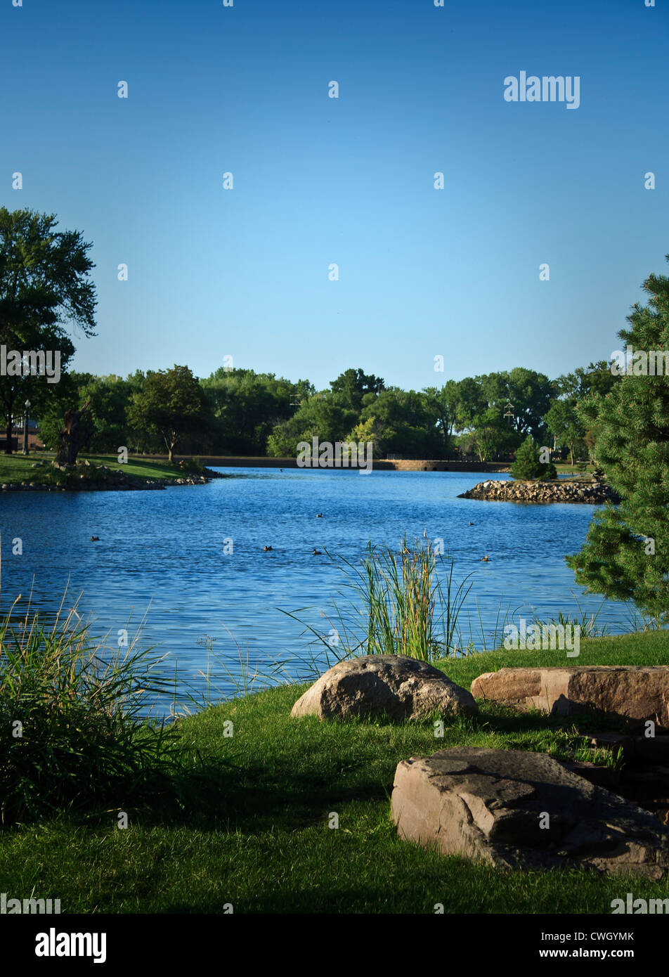 Wunderschönen künstlerischen Blick auf den See, Felsen und Bäume in den japanischen Gärten in Sioux Falls, South Dakota Stockfoto