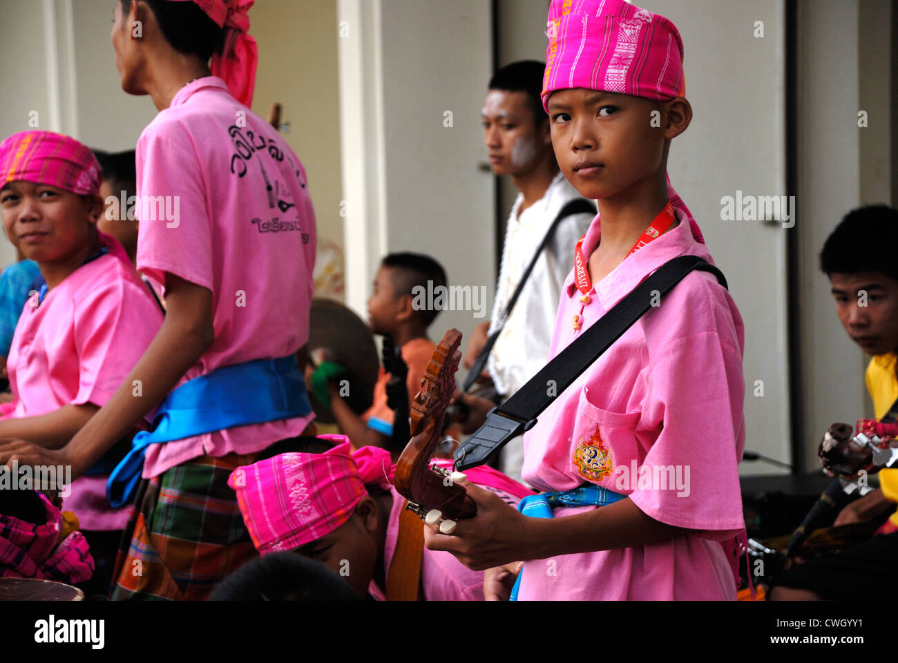Thai traditionelle Musik-Bands am Kerze und Wachs Festival (Khao Phansa) am 08.02.2012 in Ubon Ratchathani. Nordost-Thailand Stockfoto