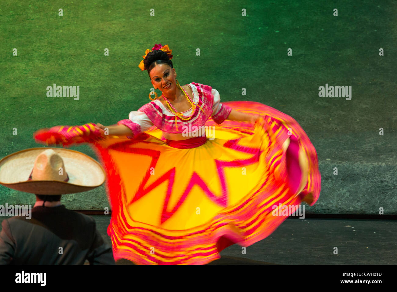 traditionelle kulturelle Tänze aus dem Bundesstaat Tobasco "Son De La Negra", durchgeführt in Xcaret Mexiko Simulationsspiel Stockfoto