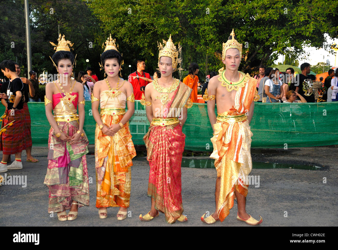 Thai Tänzer in traditionellen Thai Kostüm auf die Kerze und Wachs Festival (Khai Phansa) am 08.03.2012 in Ubon Ratchathani Norden Osten Stockfoto