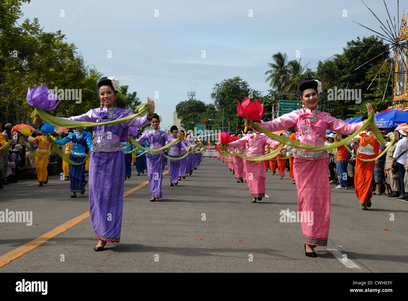 Farbigen Thai Kostüm getragen auf die Kerze und Wachs Festival (Khao Phansa) am 08.03.2012 in Ubon Ratchathani Nordost-Thailand Stockfoto