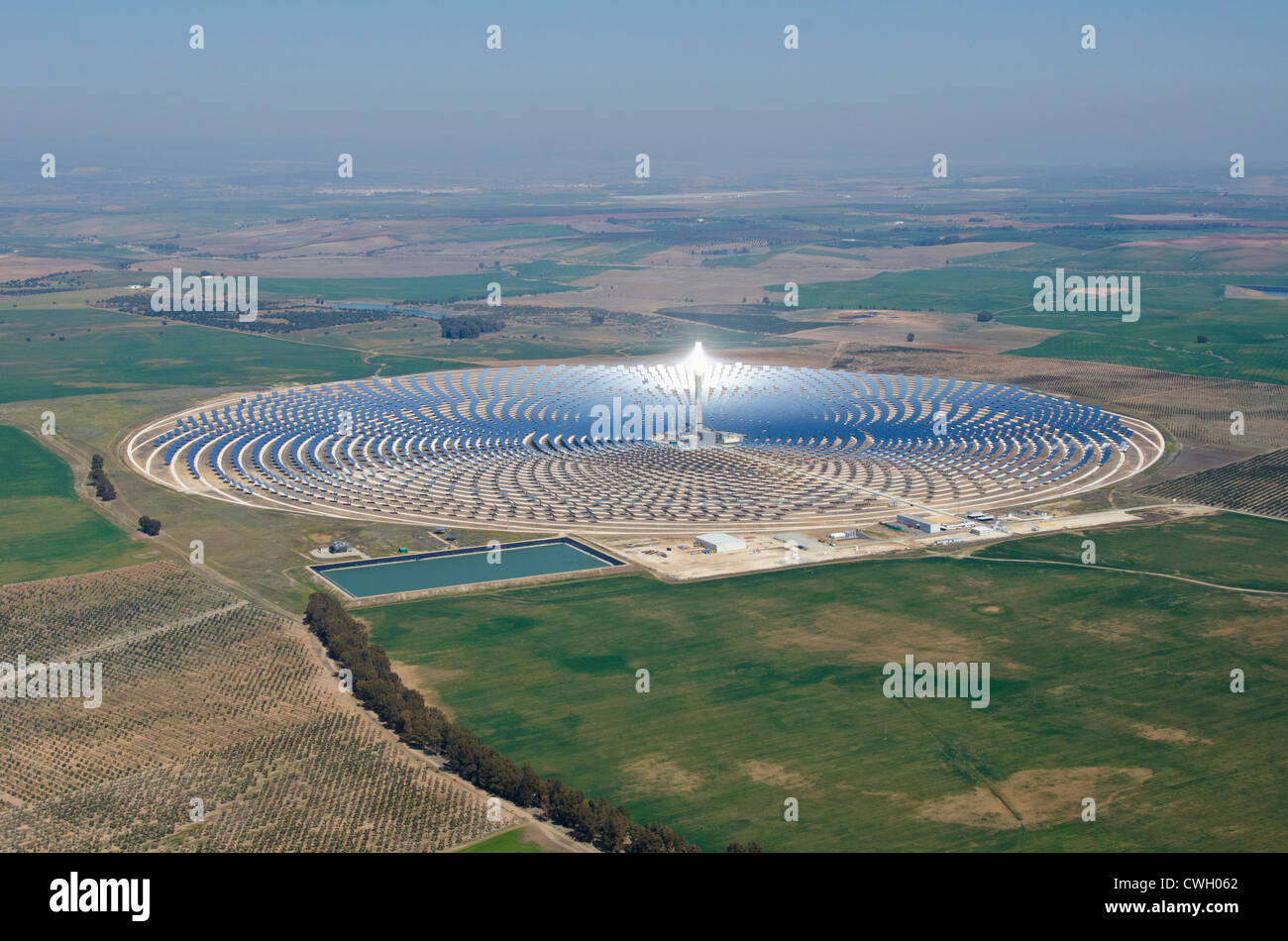 Solarkraftwerk in abgelegenen Gegend Stockfoto