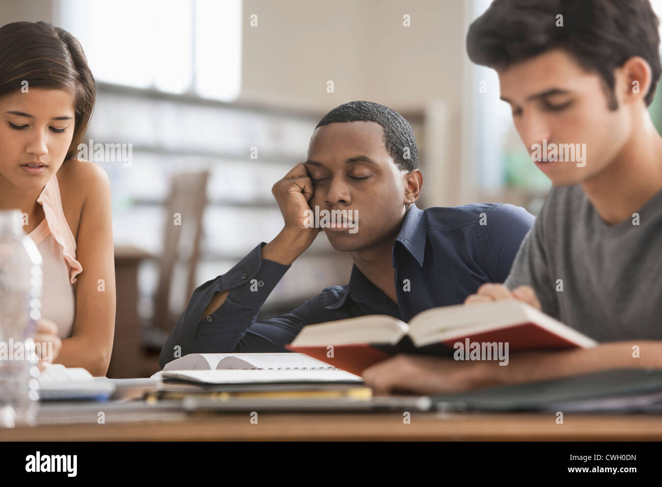 Gelangweilt Studierender mit Freunden Stockfoto