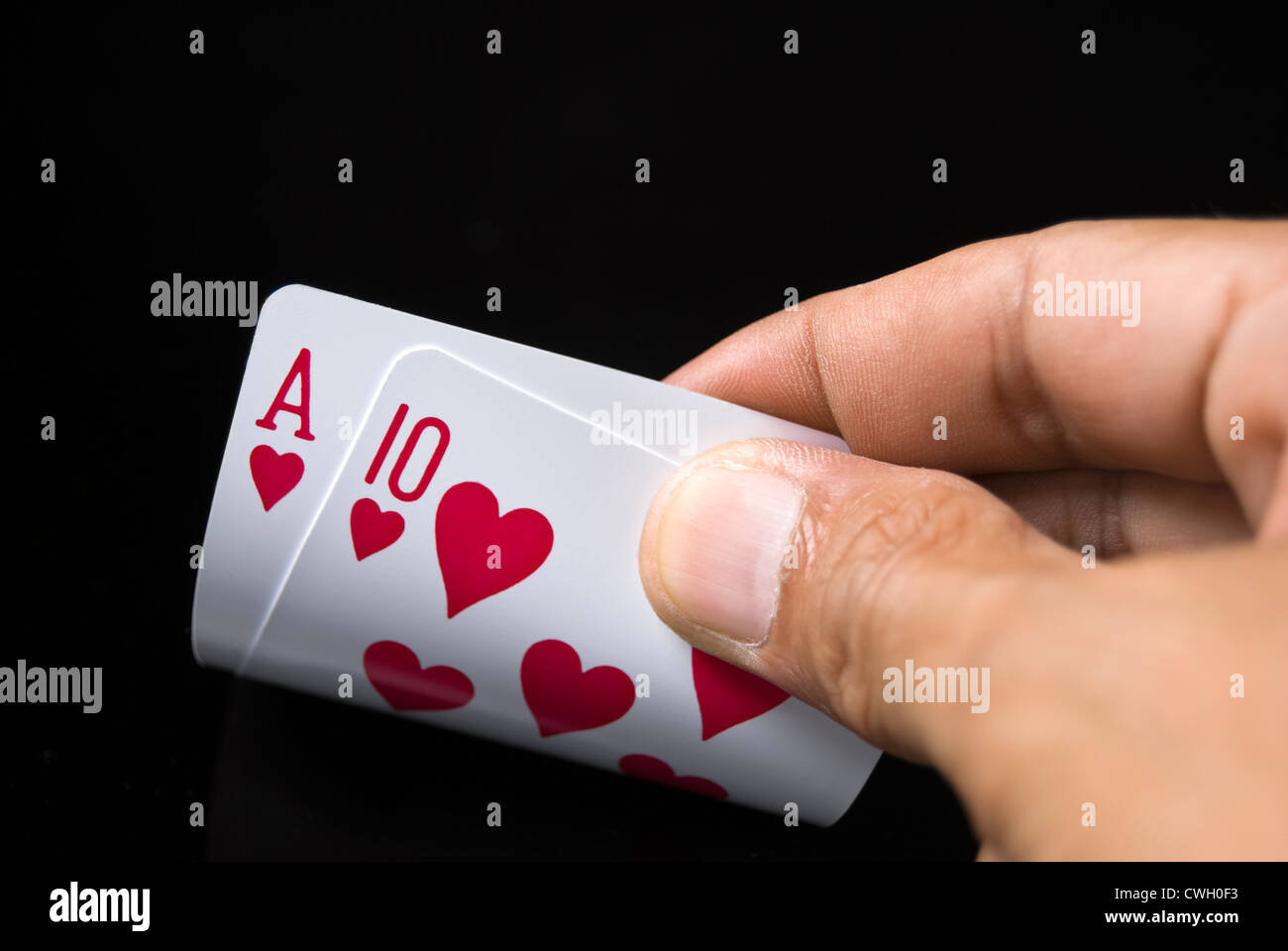Black Jack Karten per hand auf schwarzem Hintergrund Stockfoto