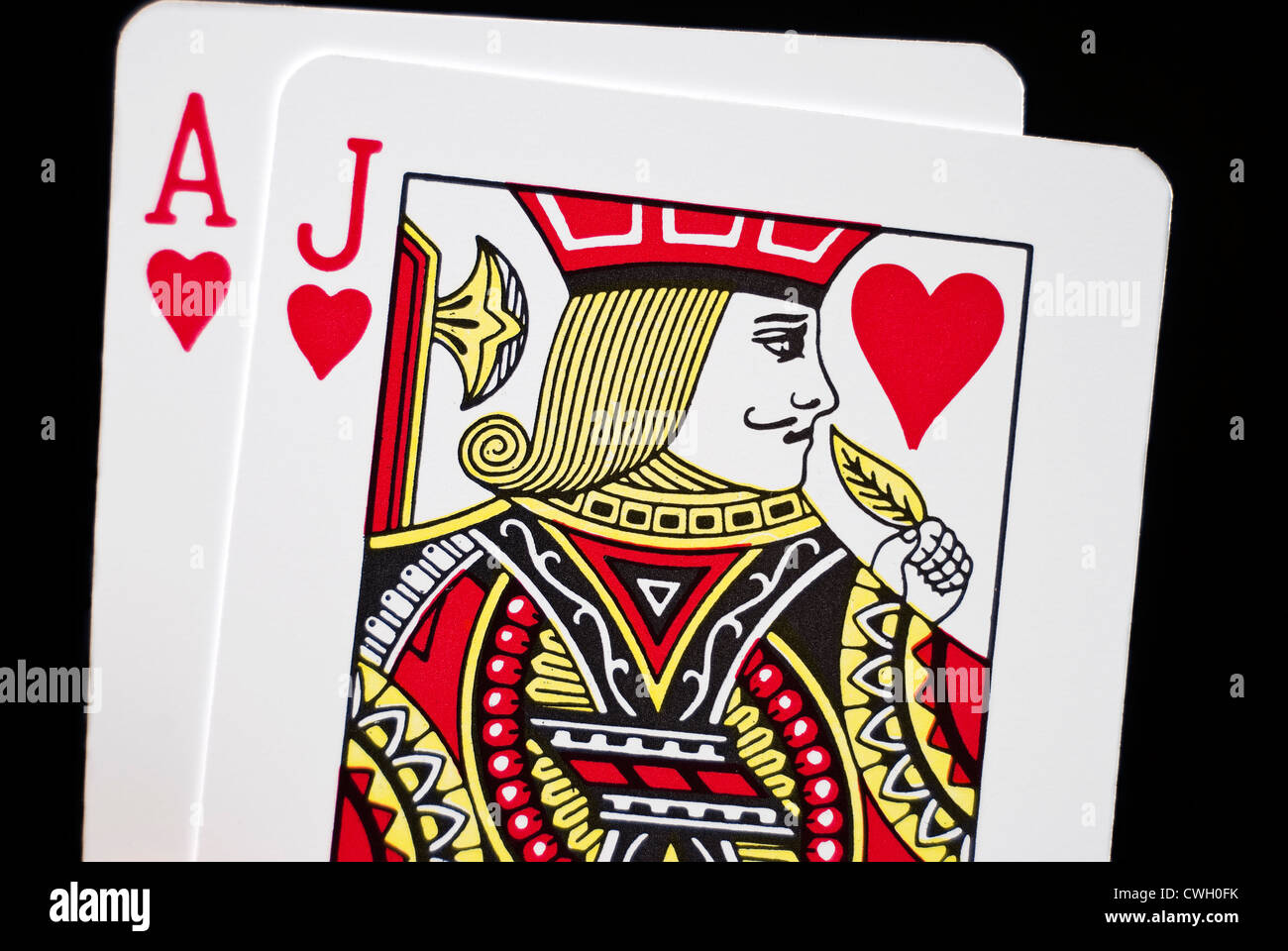 Black Jack Karten per hand auf schwarzem Hintergrund Stockfoto