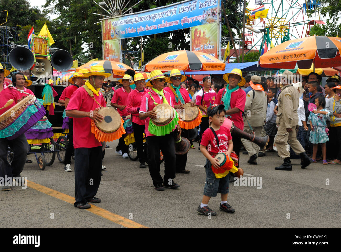 Thai traditionelle Musik-Bands am Kerze und Wachs Festival (Khao Phansa) am 08.02.2012 in Ubon Ratchathani. Nordost-Thailand Stockfoto