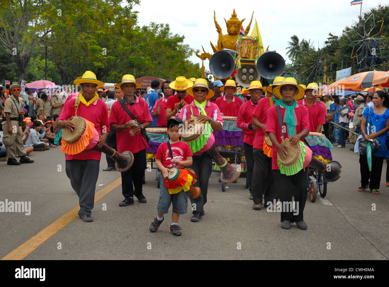 Thai traditionelle Musik-Bands am Kerze und Wachs Festival (Kao Phansa) am 08.02.2012 in Ubon Ratchathani. Nordost-Thailand Stockfoto