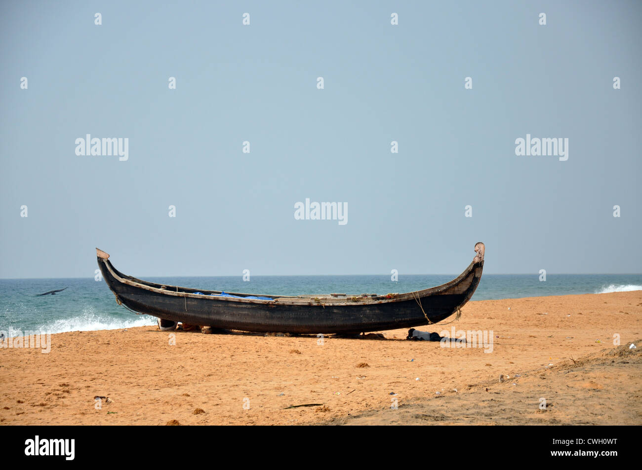 Ein Fischerboot am Meeresufer. Stockfoto