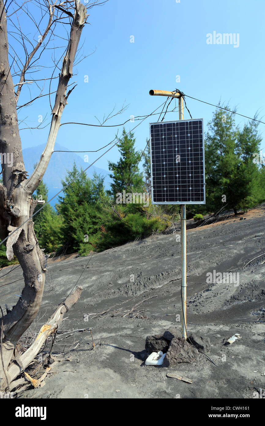 Solar-Panel für das Radio auf Insel Krakatau in der Sunda-Straße eingerichtet. Stockfoto