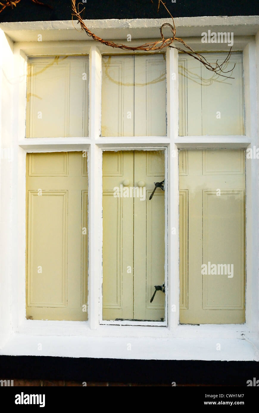 Ein altes Fenster mit Fensterläden für Jalousien Stockfoto