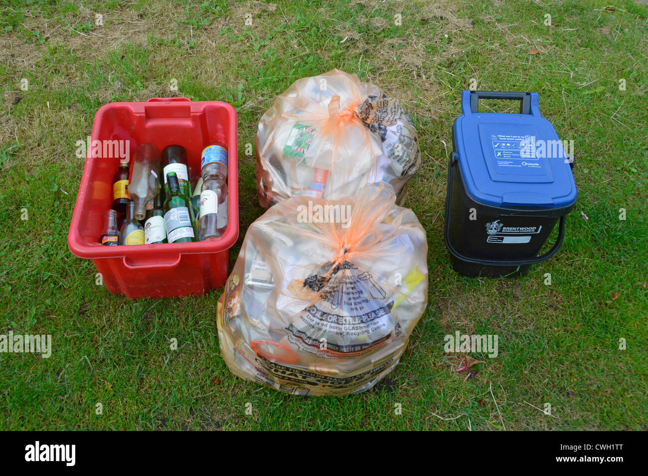 Hausmüll-Sammelbehälter & Recycling-Säcke gelegt am Rande erwartet Sammlung von örtlichen Behörde (Verschwendung von Lebensmitteln in blaue Tonne) Stockfoto