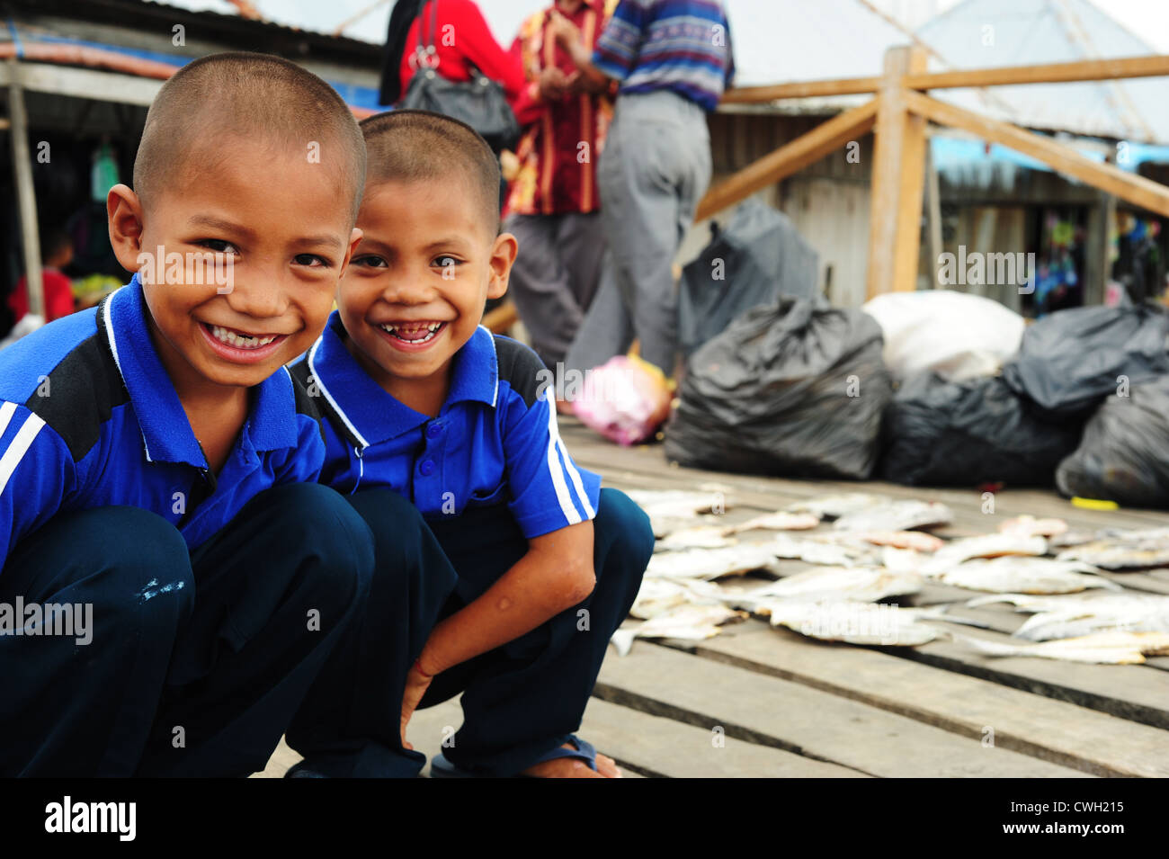 Malaysia, Borneo, Semporna, zwei Bruder lächelnd auf dem Fischmarkt Stockfoto