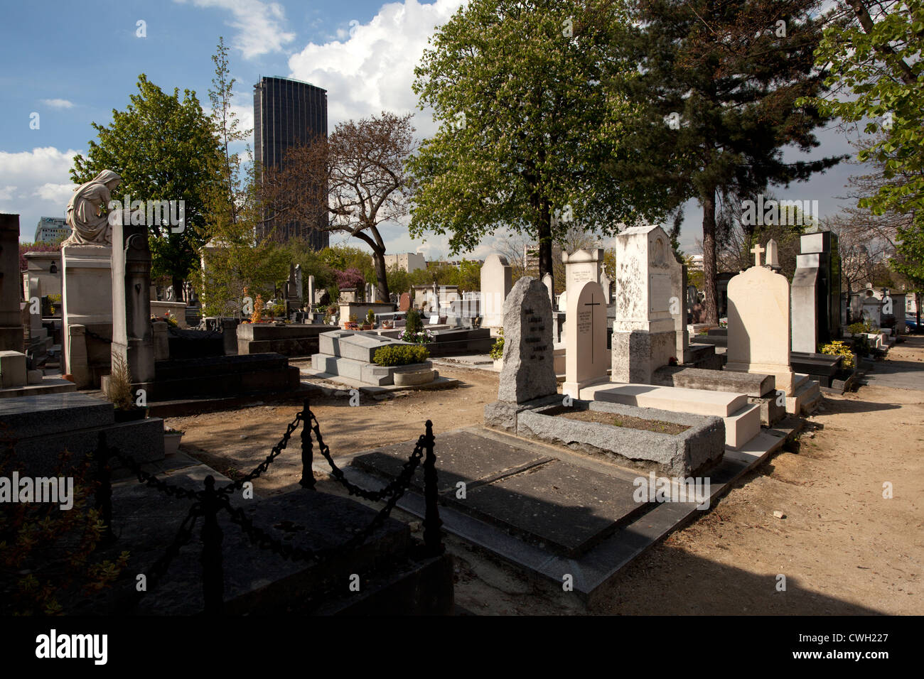 Friedhof Montparnasse, Paris, Frankreich mit Tour Montparnasse im Hintergrund Stockfoto