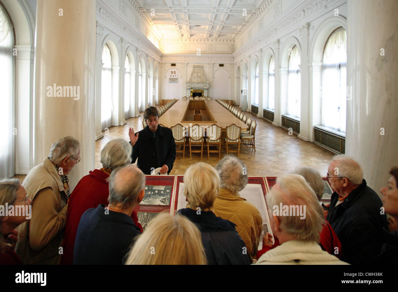Livadia, Gruppe von Touristen besuchten die Halle in der Konferenz von Jalta fand statt Stockfoto