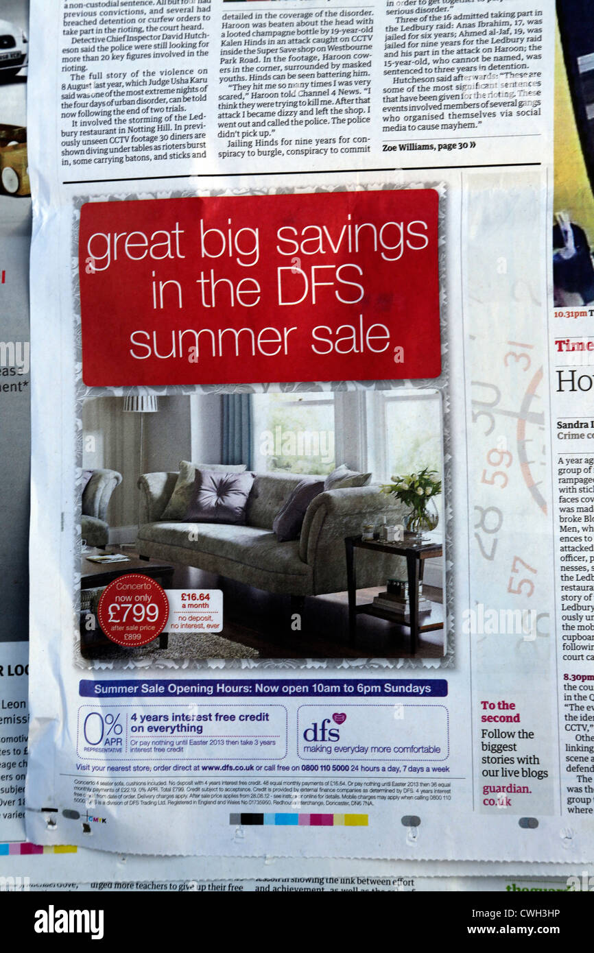 Zeitungsanzeige für einen Verkauf bei der DFS Stockfoto