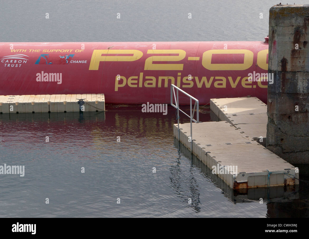 Pelamis P2 Wavegerät Energie in seine Lyness Wartungsbasis festgemacht Stockfoto