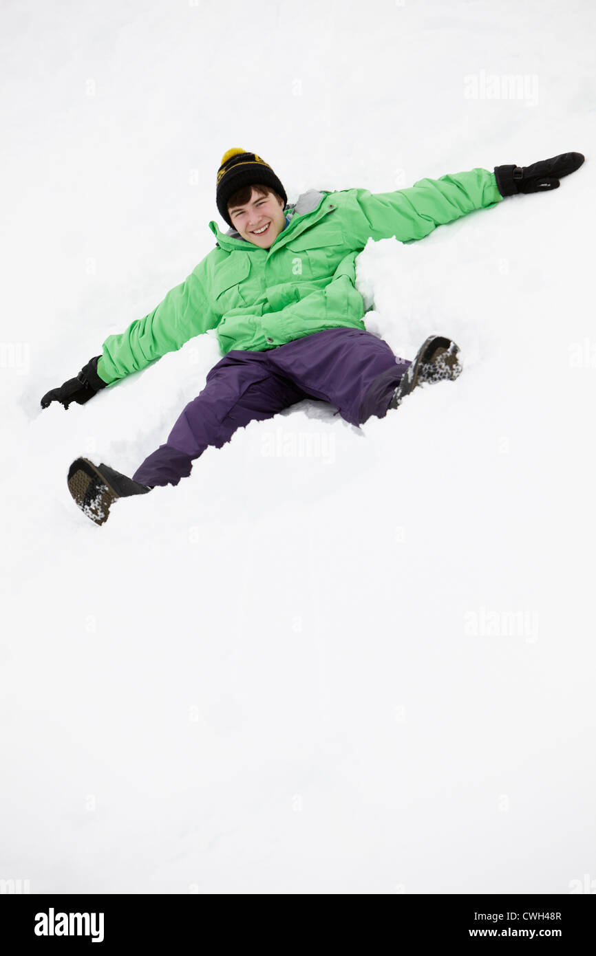 Teenager machen Schnee-Engel am Hang Stockfoto