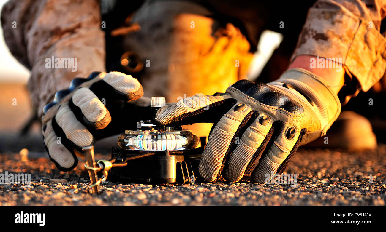 Ein US-Marine setzt ein phantom Licht während der Erstellung einer Landezone am Chabelley Flugplatz, Dschibuti, 21. Oktober 2012. Phantom Lichter werden verwendet, um die ALZ für Nachteinsätze zu markieren. Stockfoto
