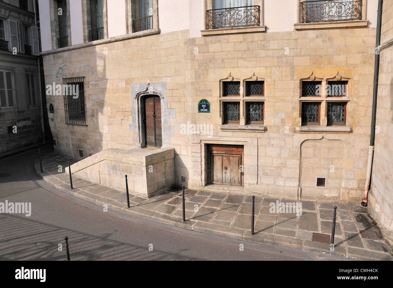 Paris, Frankreich. Mittelalterliches Haus (Fernand Pouillon, 1960er Jahre) bei Nr. 1, Rue des Ursins, Isle De La Cite zu verspotten. Stockfoto