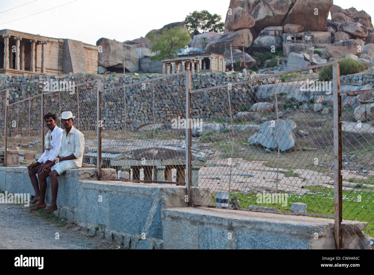 Indische Männer sitzen in den Ruinen von Hampi Stockfoto