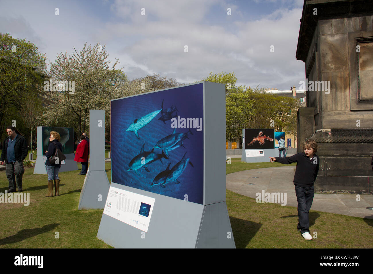 Ausstellung auf der Melville-Denkmal in Edinburgh, eine Ausstellung für Meerestiere mit viel Grün rundherum und Touristen. Stockfoto