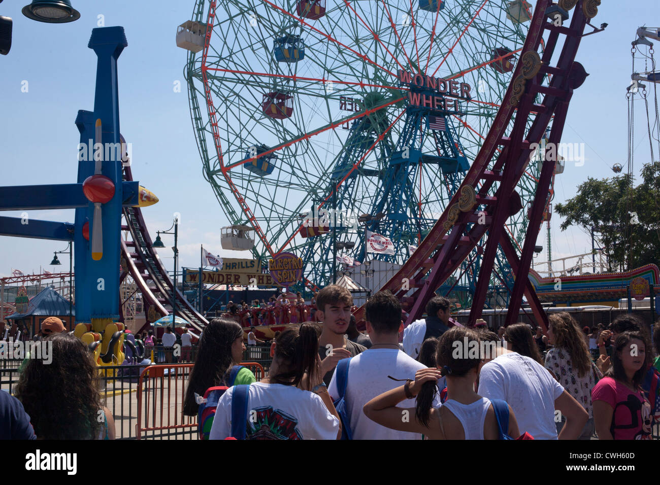 Touristen auf Cony Island genießen einen Tag im Luna Park New York City Stockfoto