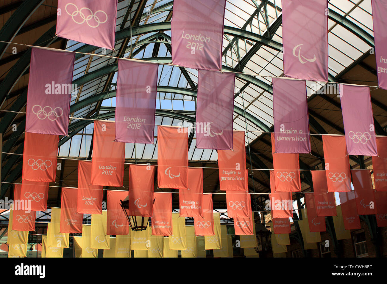 Fahnen markieren die London 2012 Olympische und Paralympische Spiele in Covent Garden Stockfoto
