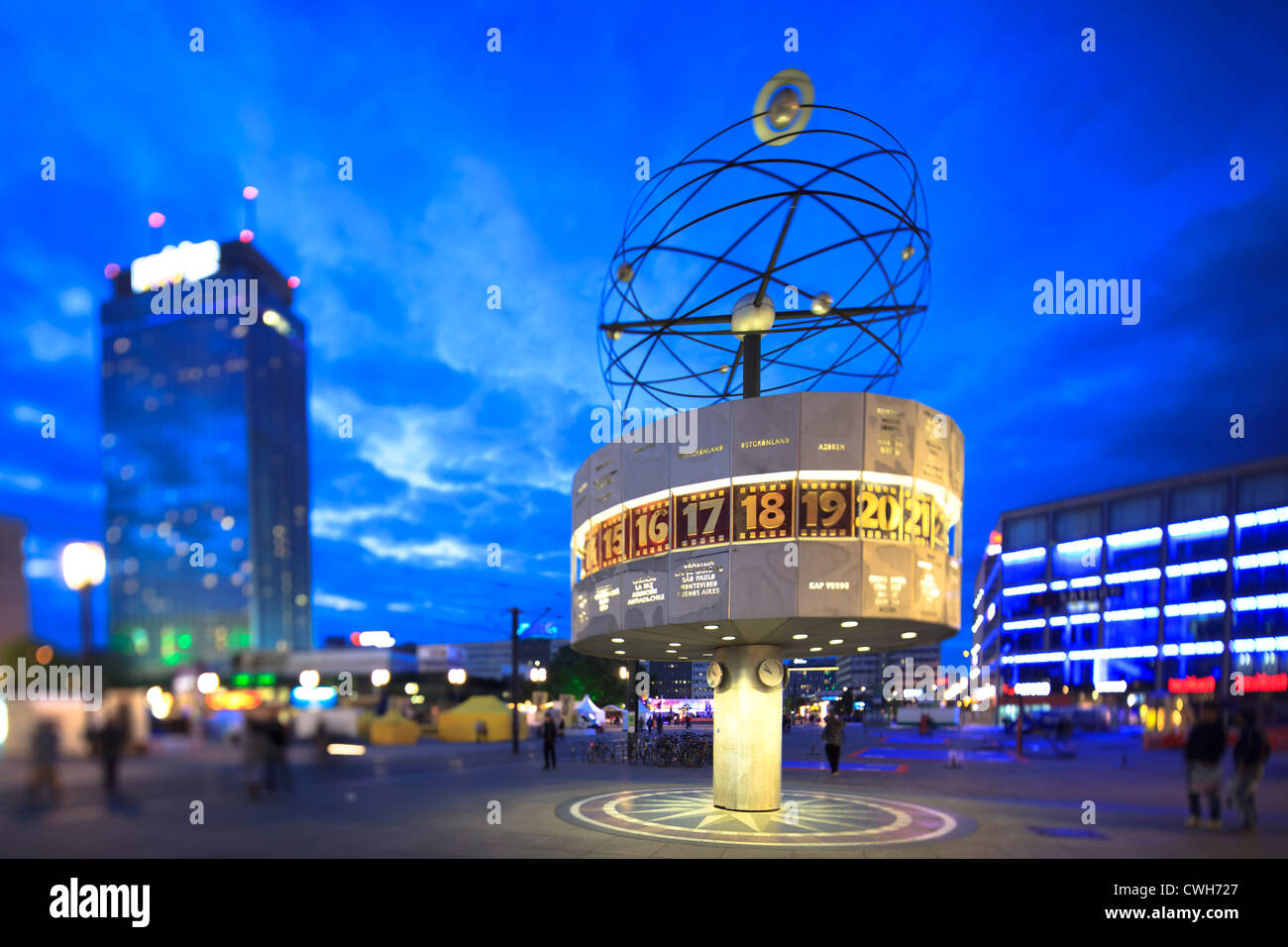 Alexanderplatz, Urania-Weltzeituhr Weltzeituhr bei Nacht in Tilt Effekt Stockfoto