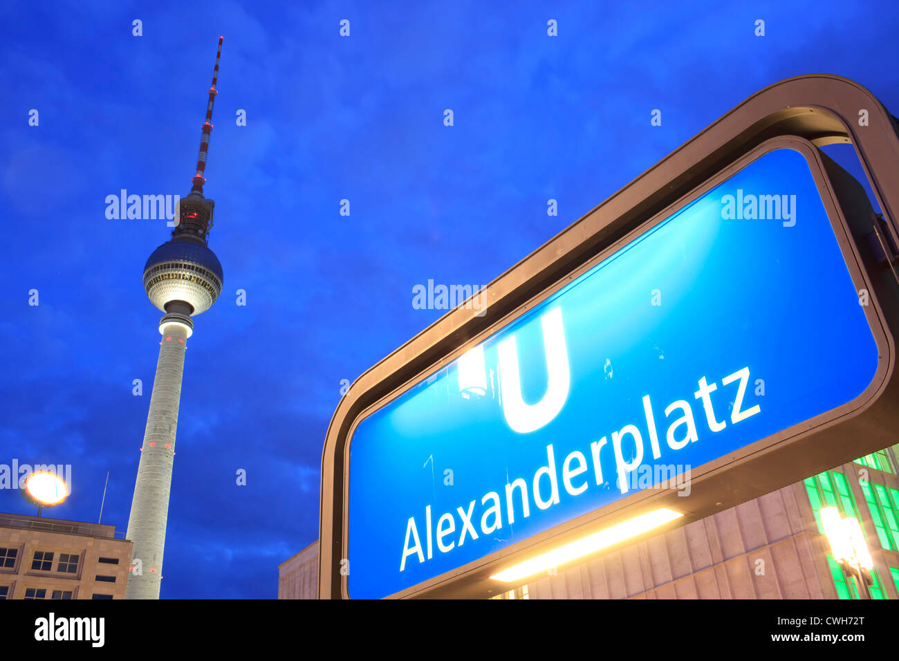 Alexanderplatz, Urania-Weltzeituhr und Fernsehen Turm bei Nacht Stockfoto