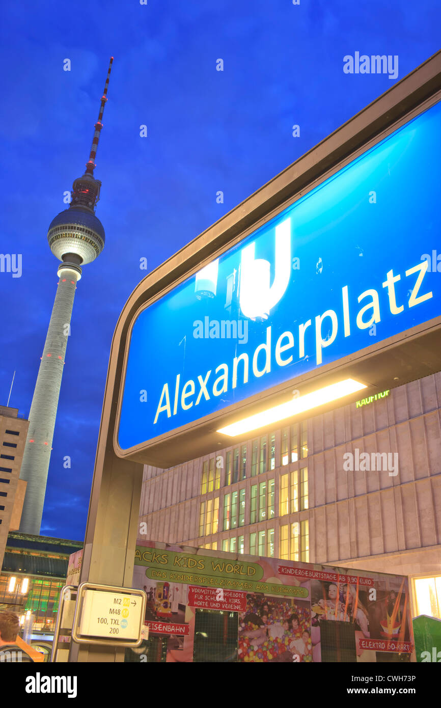 Alexanderplatz, Urania-Weltzeituhr und Fernsehen Turm bei Nacht Stockfoto