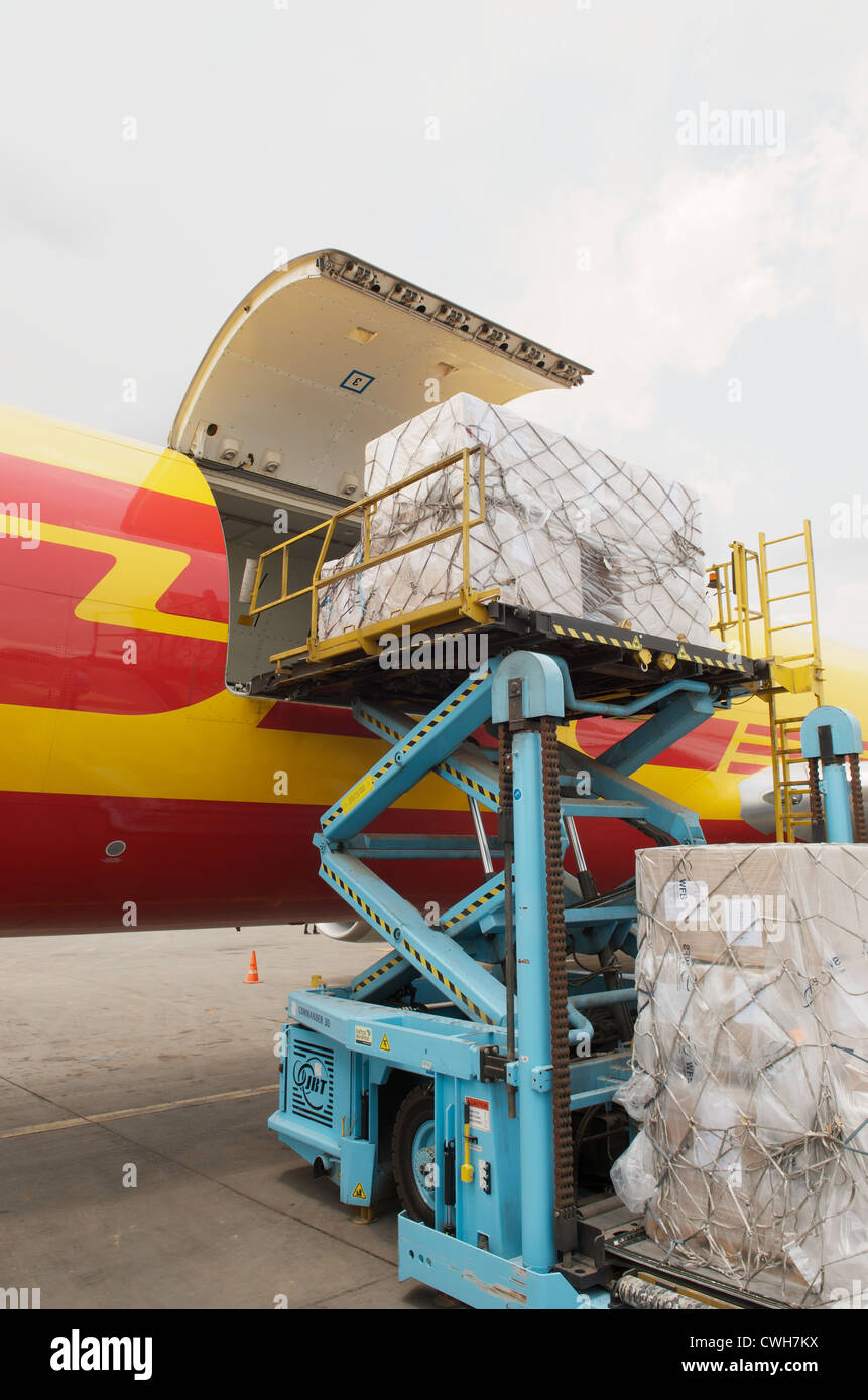 DHL-Frachtflugzeugen verladen mit Fracht am Flughafen Lagos Stockfoto