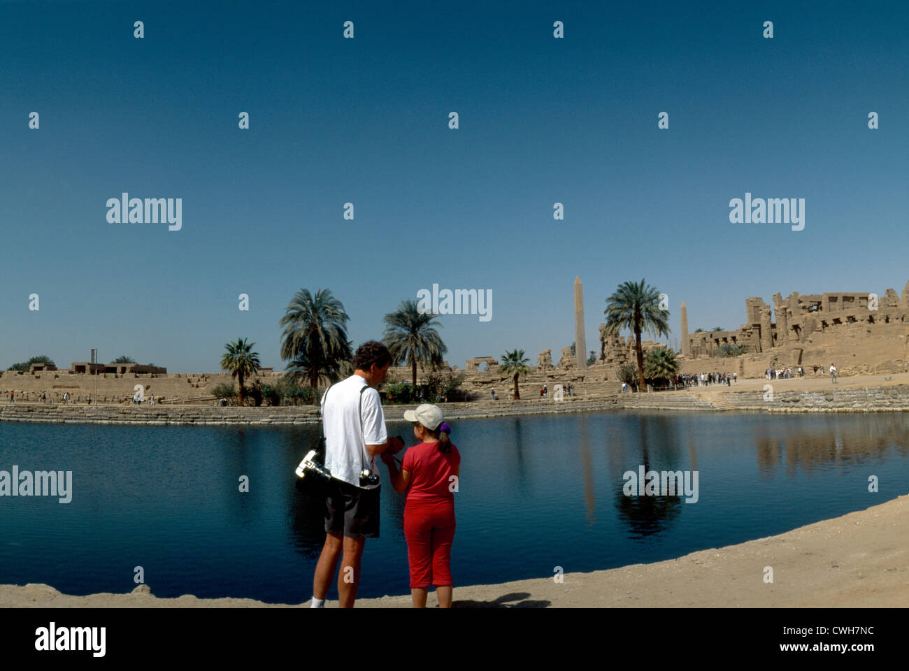 Karnak Ägypten heilige See Touristen Vater und Tochter Kind Stockfoto