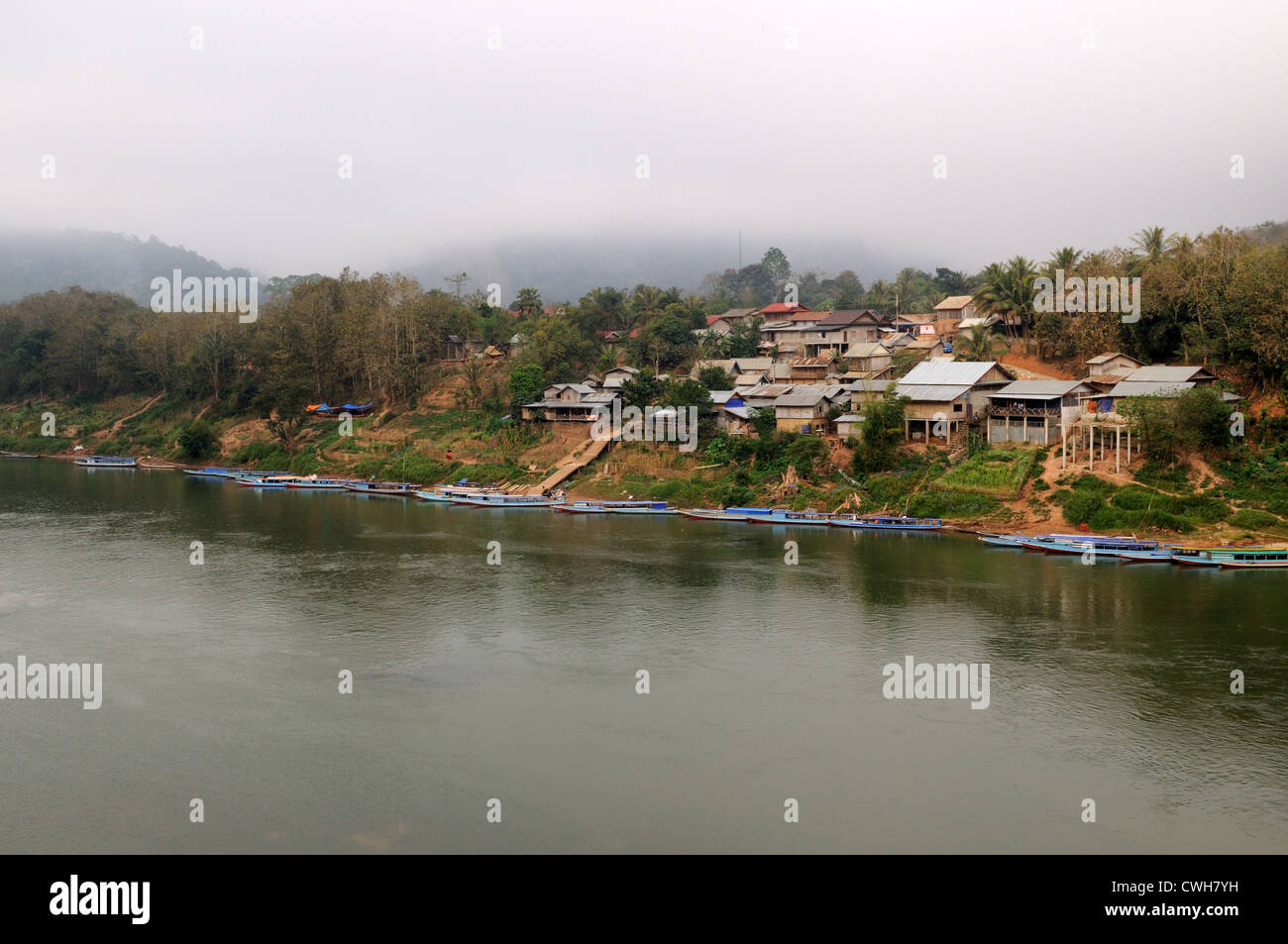 Lao Langbooten auf dem Nam Ou Fluss Nong Khiaw Dorf Laos Stockfoto