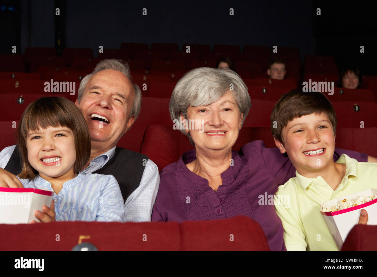 Großeltern beobachtete Film im Kino mit Enkeln Stockfoto