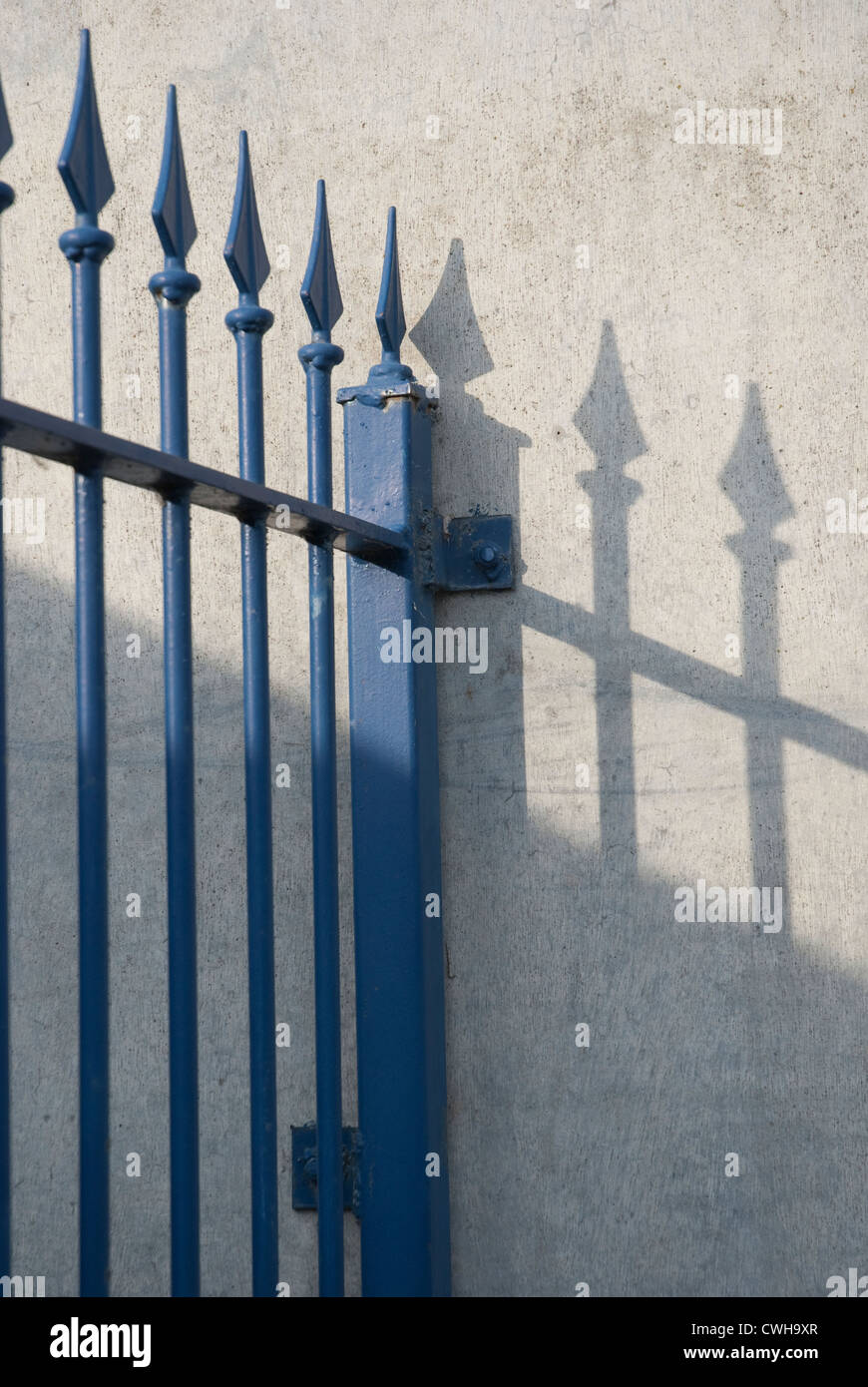 Blauen Geländer und Schatten Stockfoto
