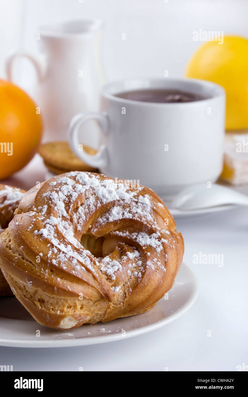 Frühstück mit Tee, Donuts und Früchte Stockfoto