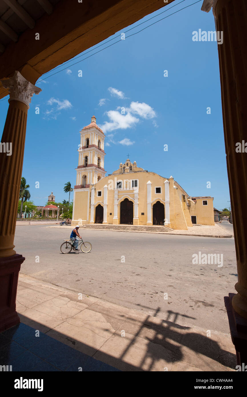 Mann Reiten Fahrrad im vorderen Kirche Iglesia Mayor de San Juan Bautista von Torbogen in Remedios, Kuba. Stockfoto