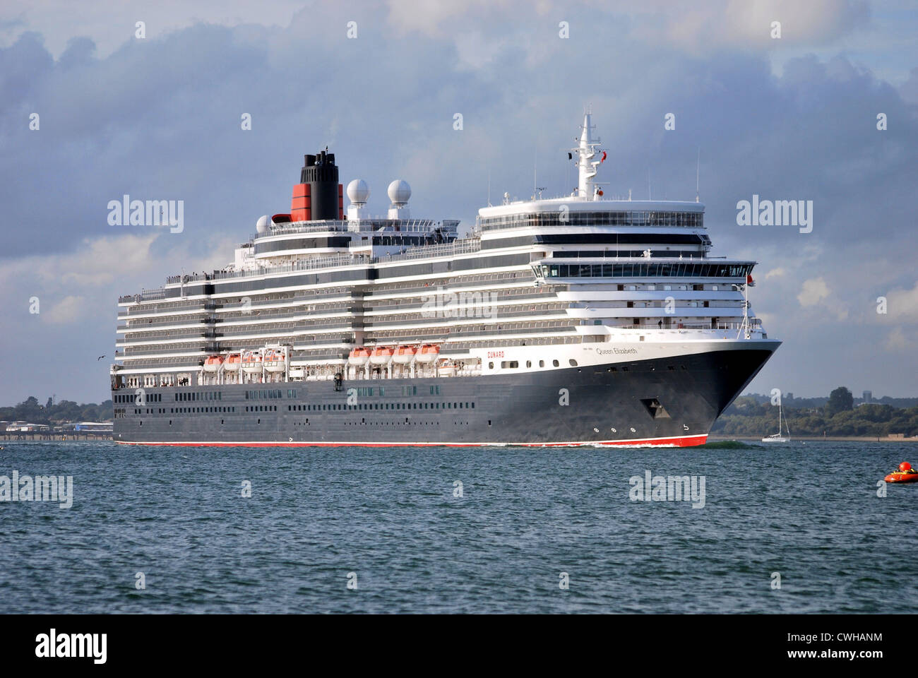 Cunards Kreuzfahrtschiff, die Queen Elizabeth Calshot auf einer Kreuzfahrt nach Norwegen im August 2012 geht. Stockfoto