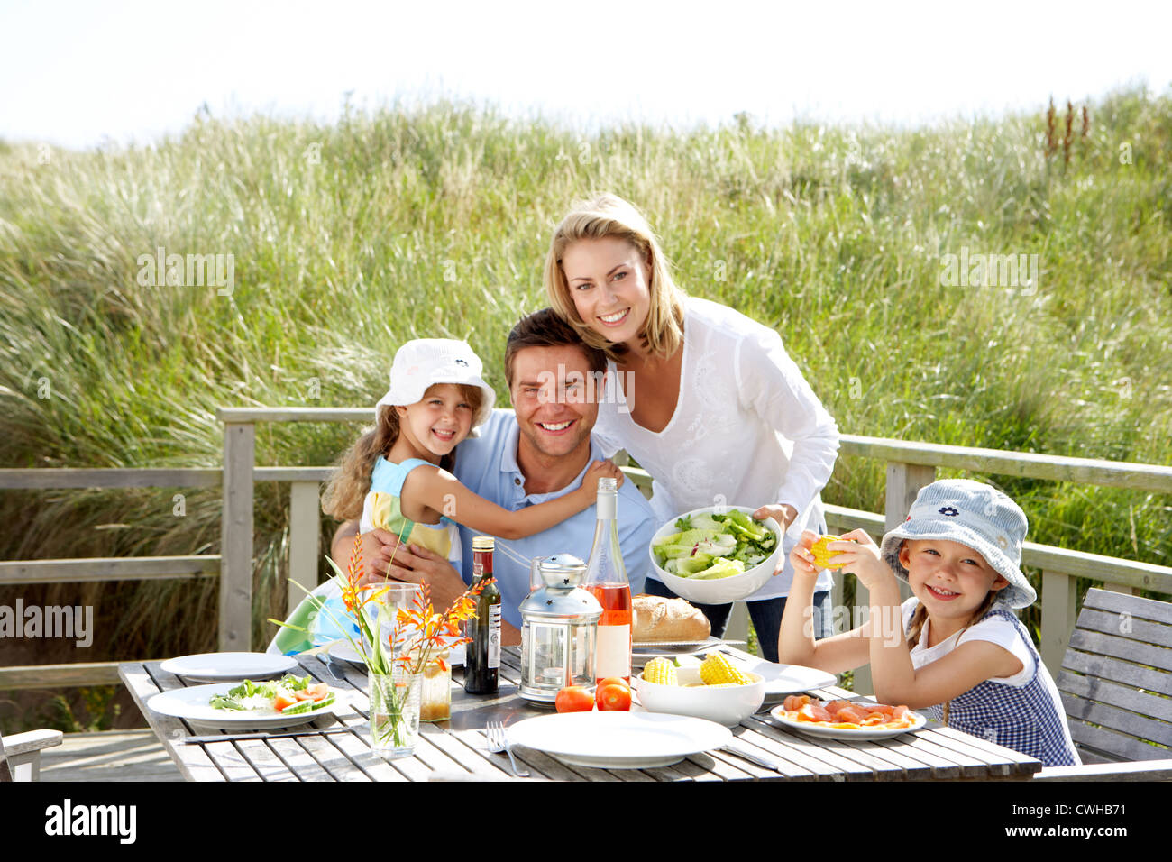 Familie im Urlaub im Freien zu essen Stockfoto